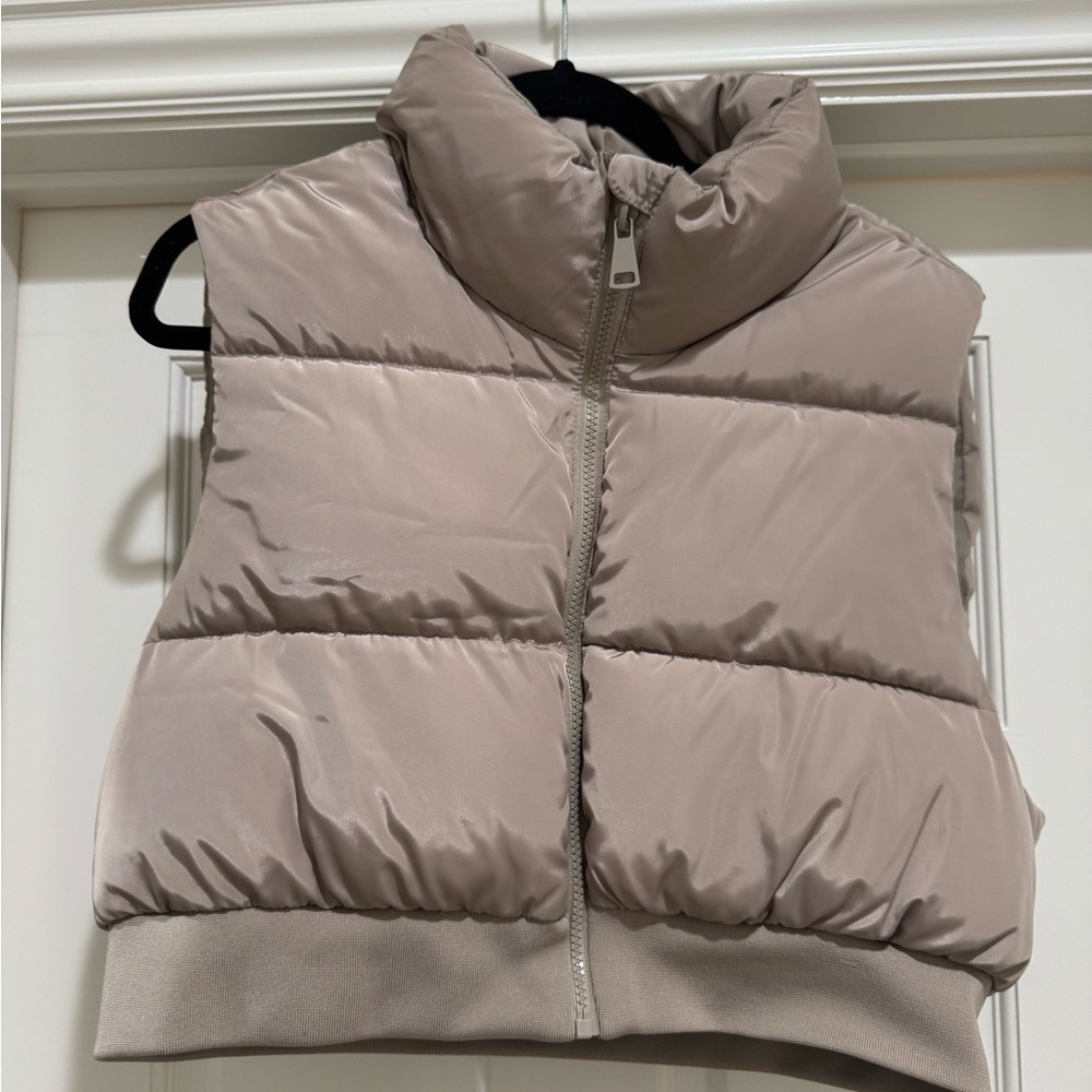 NWOT Mila & Tiff Cropped Puffer Vest in Taupe, Size L